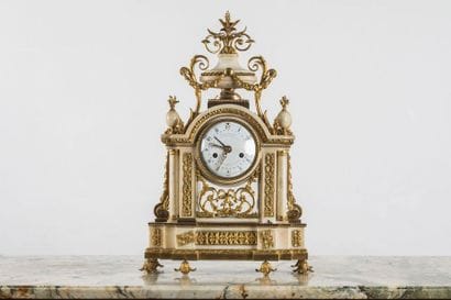Importante pendule en marbre blanc et bronze...