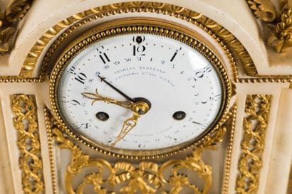 Importante pendule en marbre blanc et bronze...