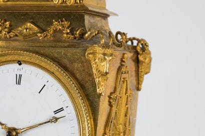 Pendule en bronze ciselé et doré. Le mouvement...