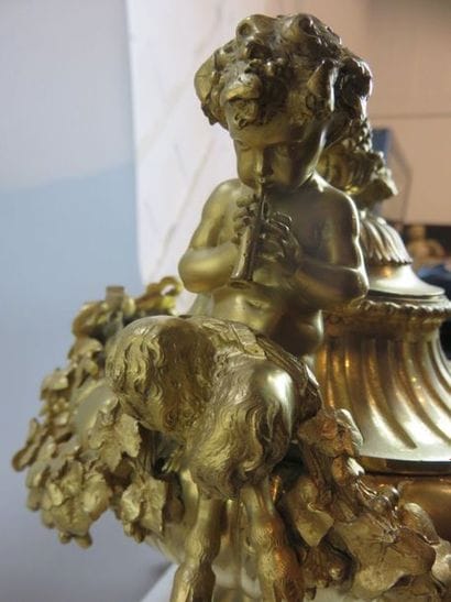 Pendule et paire de cassolettes en marbre...