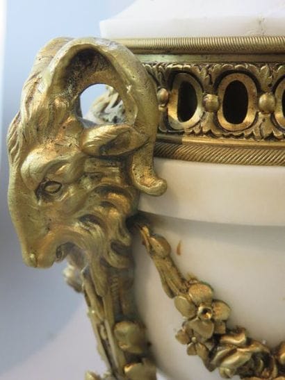 Pendule et paire de cassolettes en marbre...