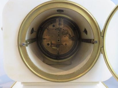 Pendule et paire de cassolettes en marbre...