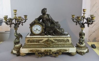 Pendule et paire de candélabres en marbre...