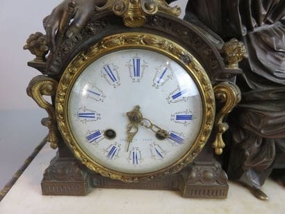 Pendule et paire de candélabres en marbre...