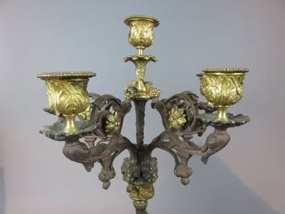 Pendule et paire de candélabres en marbre...