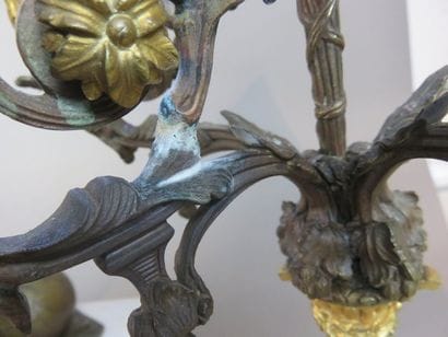 Pendule et paire de candélabres en marbre...