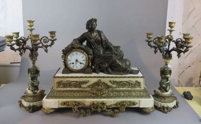 Pendule et paire de candélabres en marbre...