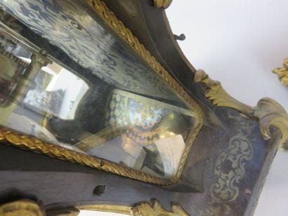 Cartel et son cul de lampe en marqueterie...