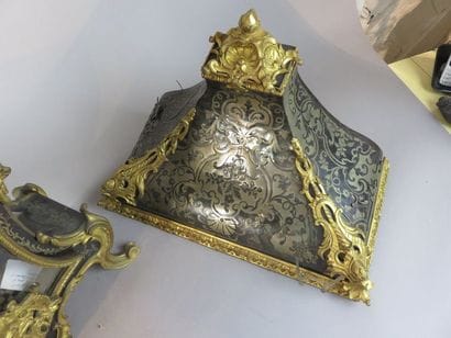Cartel et son cul de lampe en marqueterie...