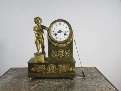 Petite pendule en bronze ciselé et doré....