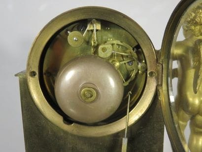 Petite pendule en bronze ciselé et doré....