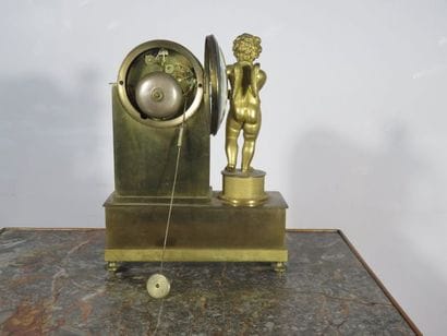 Petite pendule en bronze ciselé et doré....