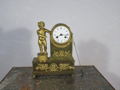 Petite pendule en bronze ciselé et doré....