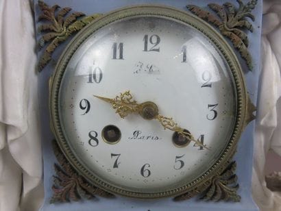 Pendule en biscuit. Le mouvement dans une...
