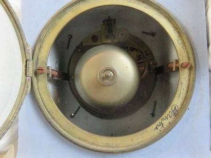 Pendule en biscuit. Le mouvement dans une...
