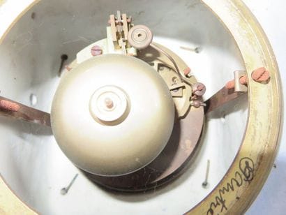 Pendule en biscuit. Le mouvement dans une...