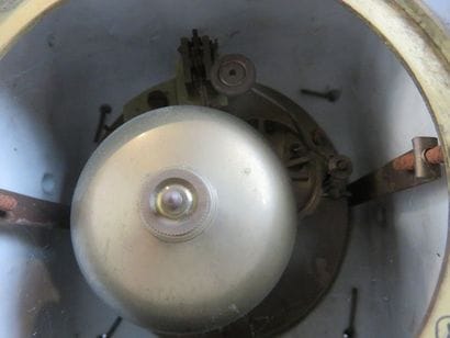 Pendule en biscuit. Le mouvement dans une...