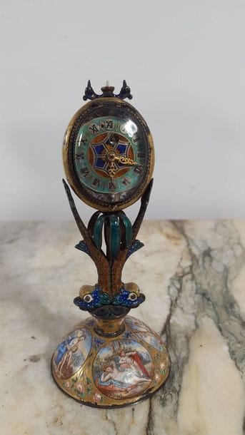 Curieuse pendulette en métal émaillé. Le...
