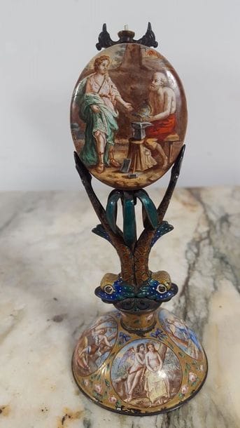 Curieuse pendulette en métal émaillé. Le...