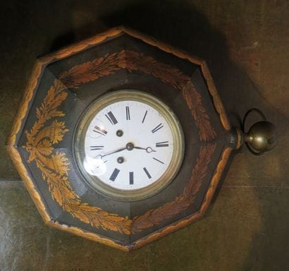 Oeil de bœuf octogonal à pans en doucine...