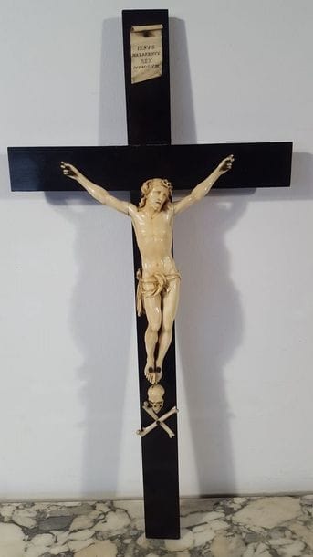 Carved ivory cross Christ, head bowed to...