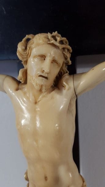 Carved ivory cross Christ, head bowed to...