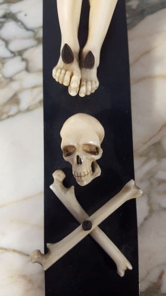 Carved ivory cross Christ, head bowed to...