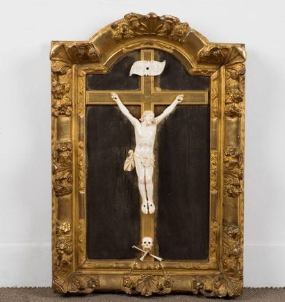 Important carved ivory Christ, eyes closed...