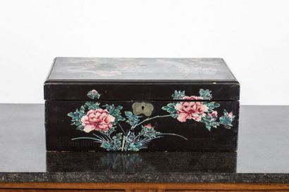 Writing box in mother-of-pearl marquetry...