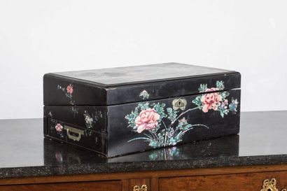 Writing box in mother-of-pearl marquetry...