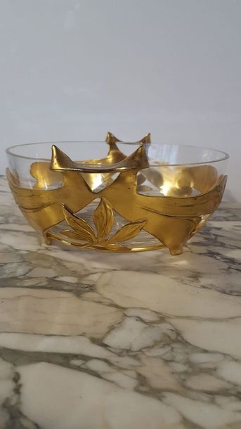 Crystal bowl with star-shaped cut bottom,...