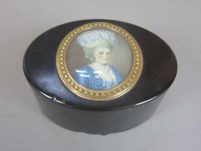 Oval tortoiseshell box, decorated on the...