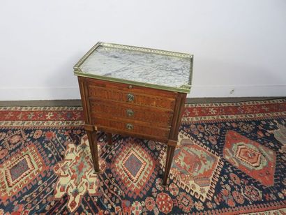 Rosewood veneer chiffonier, alternating wood...
