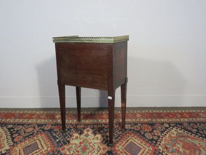 Rosewood veneer chiffonier, alternating wood...