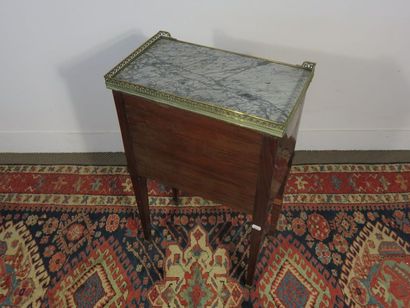 Rosewood veneer chiffonier, alternating wood...