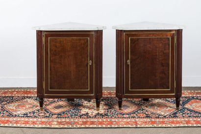 Pair of mahogany corners, speckled mahogany...