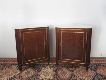 Pair of mahogany corners, speckled mahogany...