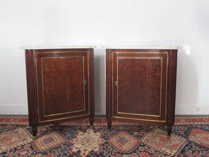 Pair of mahogany corners, speckled mahogany...