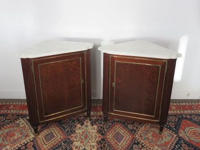 Pair of mahogany corners, speckled mahogany...
