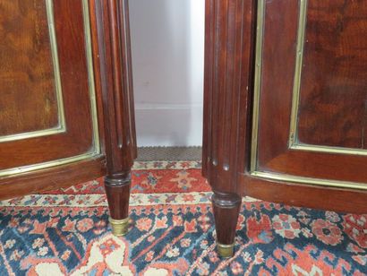 Pair of mahogany corners, speckled mahogany...