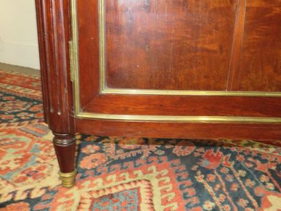 Pair of mahogany corners, speckled mahogany...