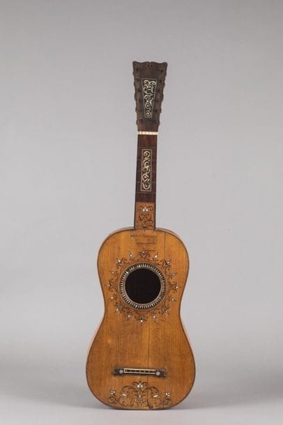 Rare guitare romantique à 12 cordes de facture...