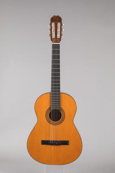 Jolie guitare acoustique d’étude de facture...