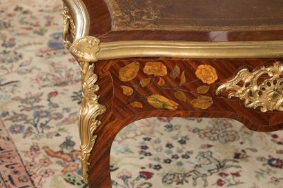 Grand bureau plat toutes faces à riche marqueterie...