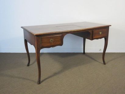 Bureau plat en noyer mouluré ouvrant à deux...