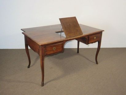Bureau plat en noyer mouluré ouvrant à deux...