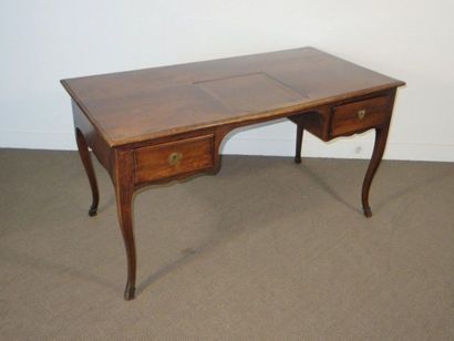 Bureau plat en noyer mouluré ouvrant à deux...