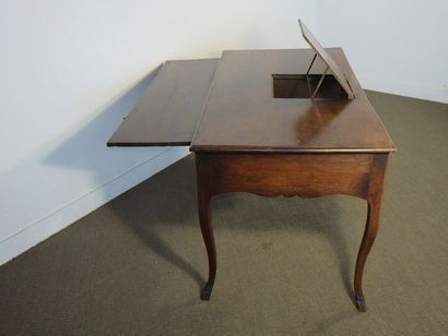 Bureau plat en noyer mouluré ouvrant à deux...