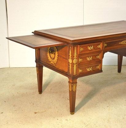 Beau bureau plat en acajou et acajou moucheté....