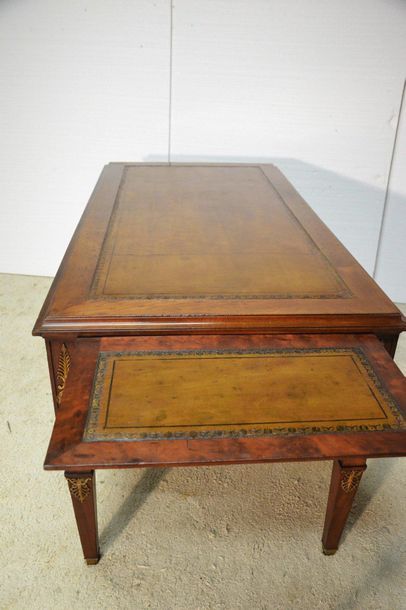Beau bureau plat en acajou et acajou moucheté....